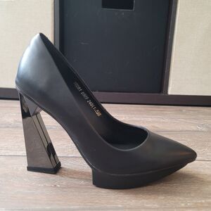 JADYROSE Black Slant Heel Leather Pump- Size 8